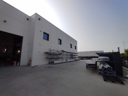 PRODUZIONE E VENDITA ACCESSORI PER LATTONERIA E FISSAGGI PER COPERTURE. - FUTURA LATTONERIA